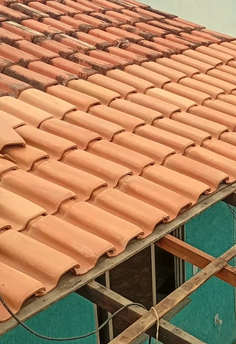 Telhas cerâmicas novas sendo instaladas pela JBT