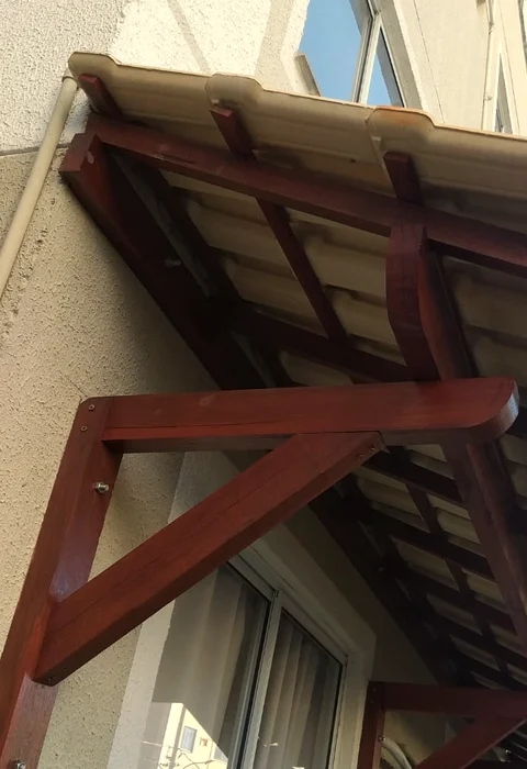 Cobertura com mão-francesa de madeira envernizada instalada pela JBT