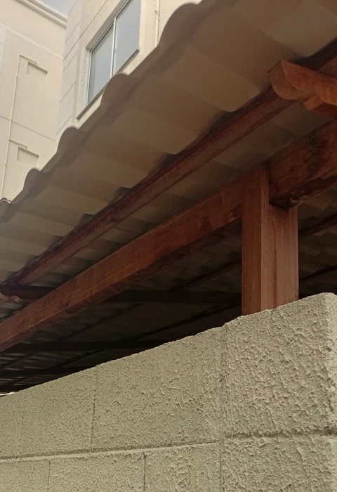 Cobertura de telha clara sobre estrutura de madeira instalada pela JBT